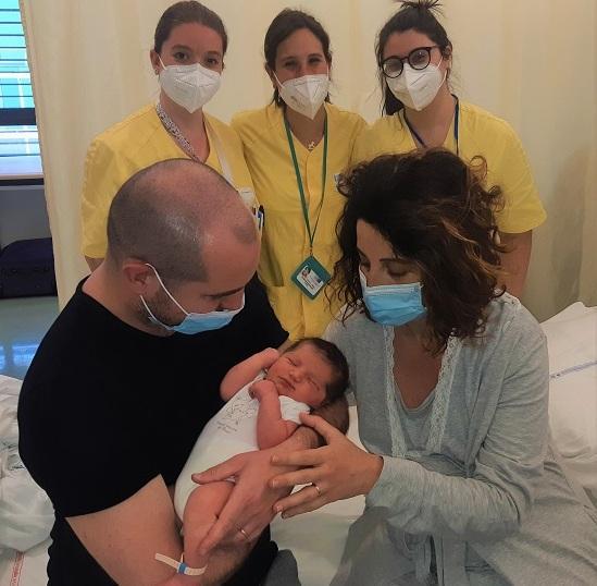 I babbi sono tornati ad abbracciare i neonati 