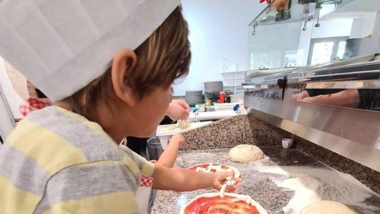 Mani in pasta, i bimbi all’esame da pizzaiolo