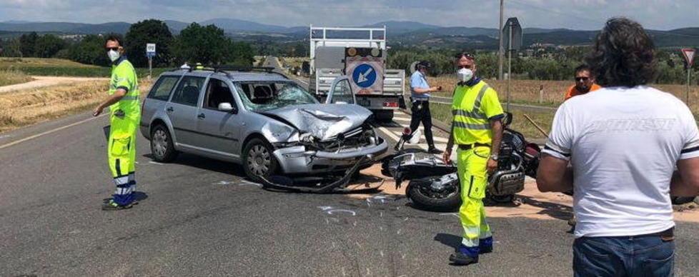 Scontro tra moto e auto Un uomo di 53 anni ricoverato alle Scotte