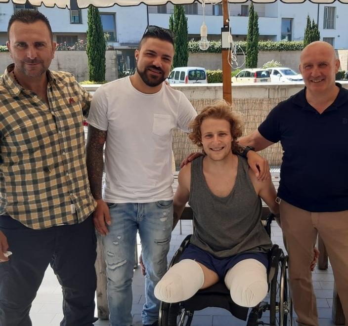 Christian abbraccia i tre angeli che gli hanno salvato la vita 