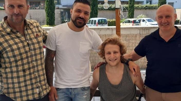 Christian abbraccia i tre angeli che gli hanno salvato la vita