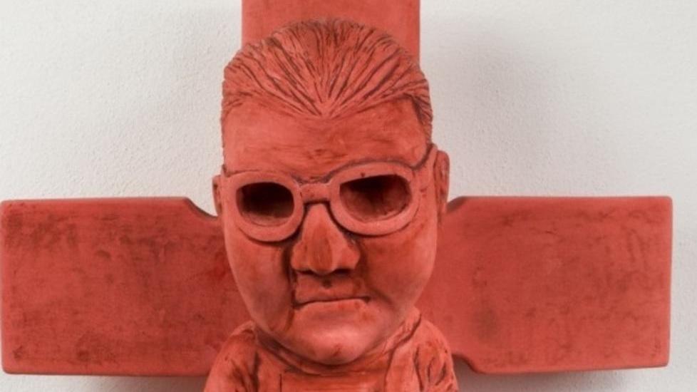 E il sacerdote crocefisso arriva alla kermesse “Torano notte e giorno”