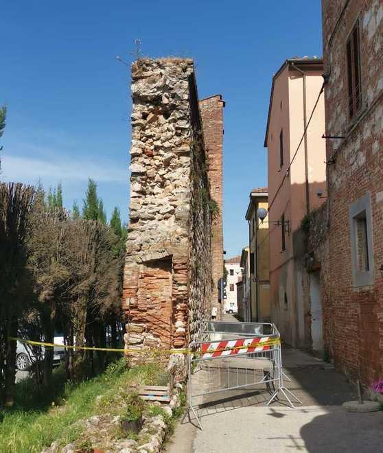 Pietra cade dalle mura, bimba lievemente ferita