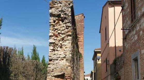 Pietra cade dalle mura, bimba lievemente ferita