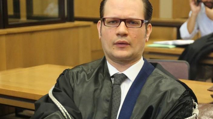 Ordine di arresto per i genitori «Prendano contatti con me»