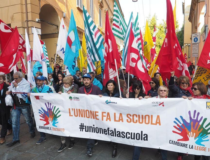 Organico Covid smantellato. La scuola scende in piazza 