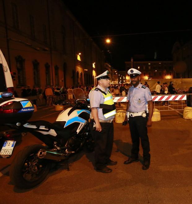 Danni ai negozi e aggressione: 50enne nei guai 