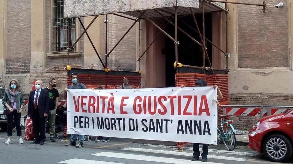 Il comitato al giudice: «Nove morti in carcere Chiediamo più indagini»