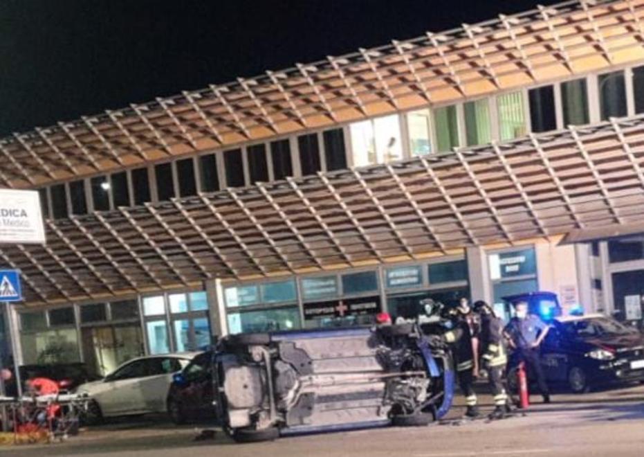 Auto capotta, paura a Cento