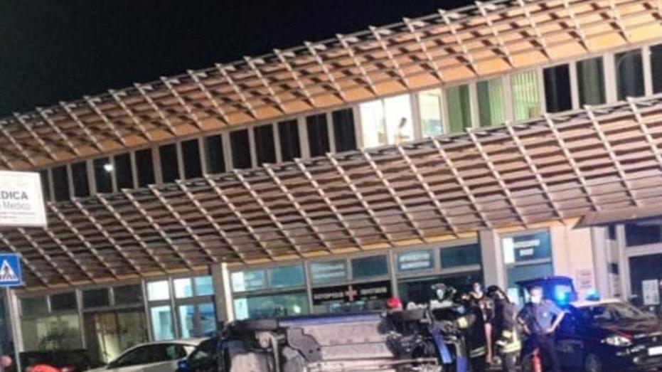 Auto capotta, paura a Cento