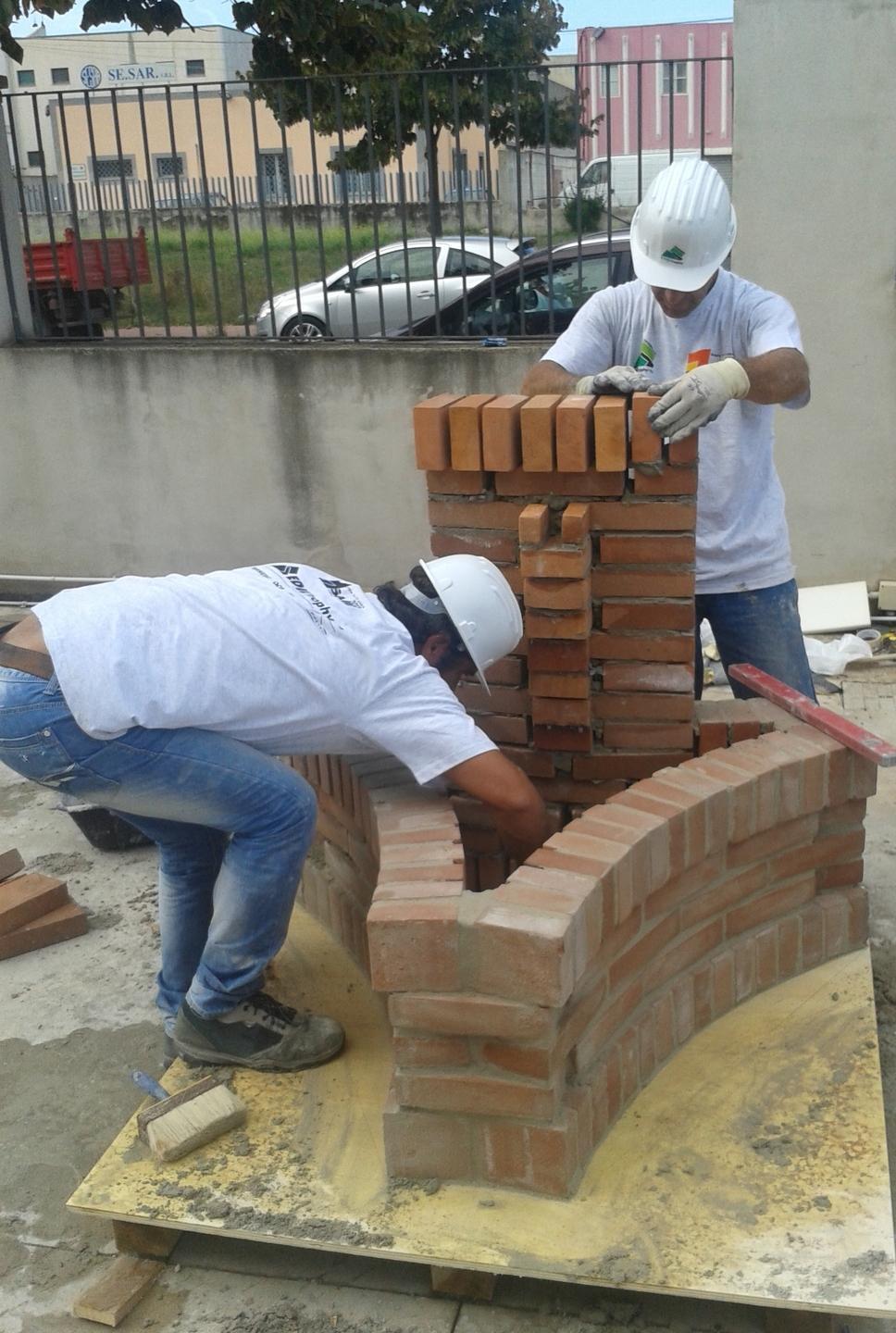 Cantiere Lavoras, cercasi muratore e manovali
