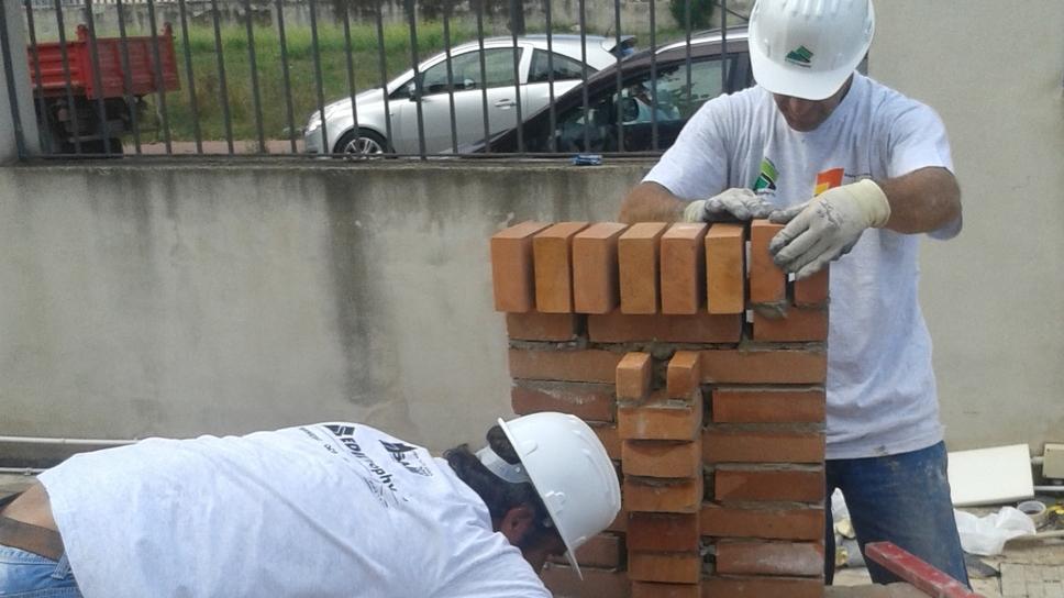 Cantiere Lavoras, cercasi muratore e manovali