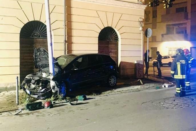 Travolge il semaforo e centra un palo 