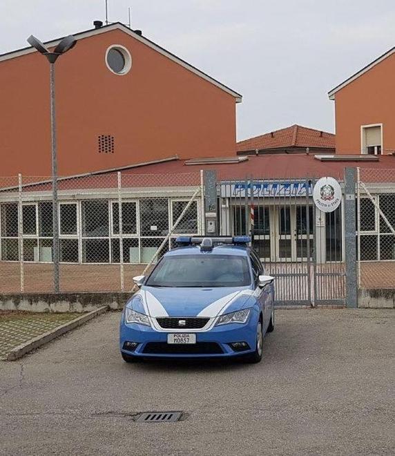 Carpi. Lancia un pesante sasso sull’auto della polizia  Ambulante condannato a otto mesi 