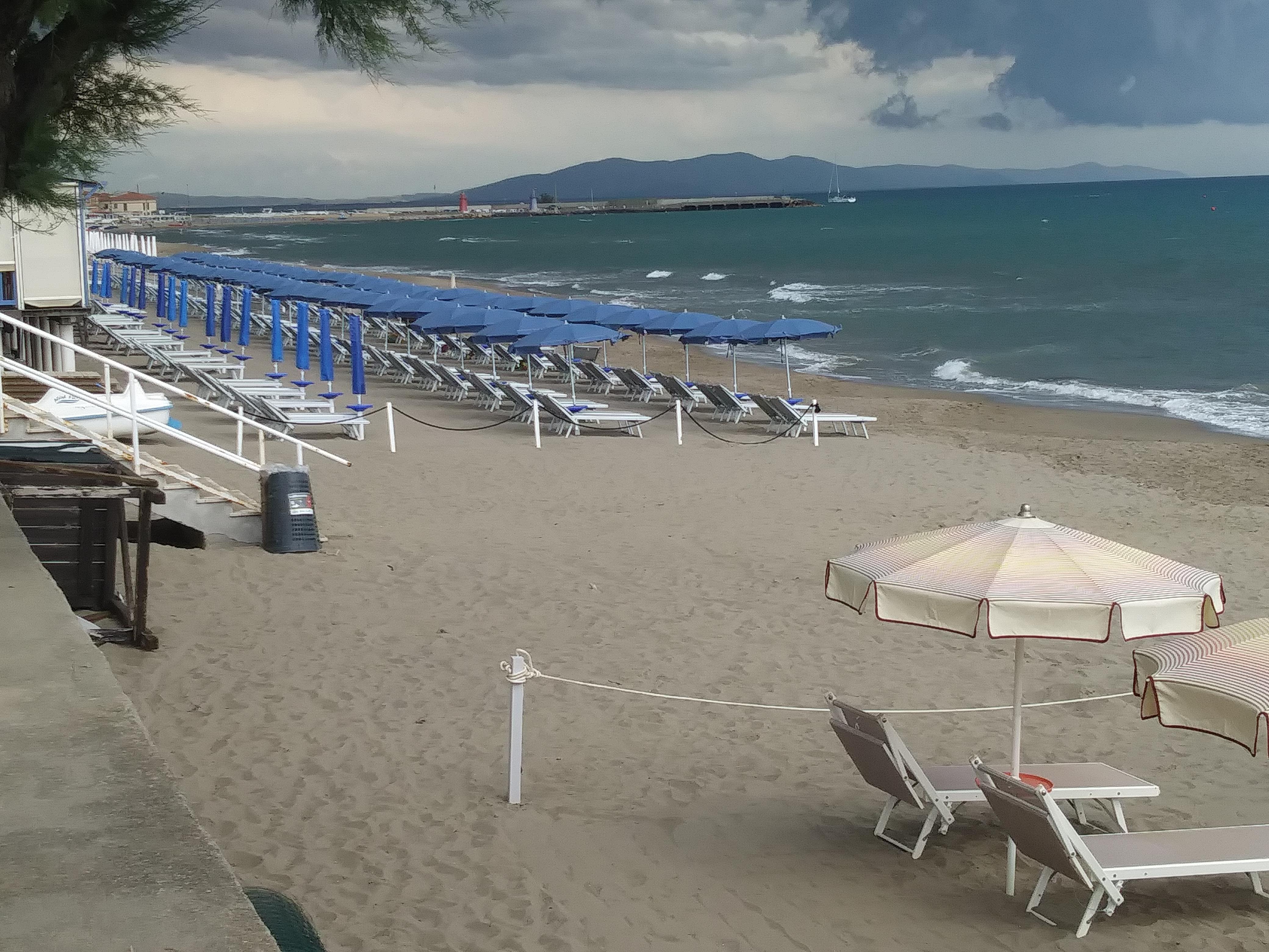 La spiaggia di Castiglione della Pescaia dopo la "riprofilatura" che ha portato nuova sabbia dopo l'erosione dell'inverno