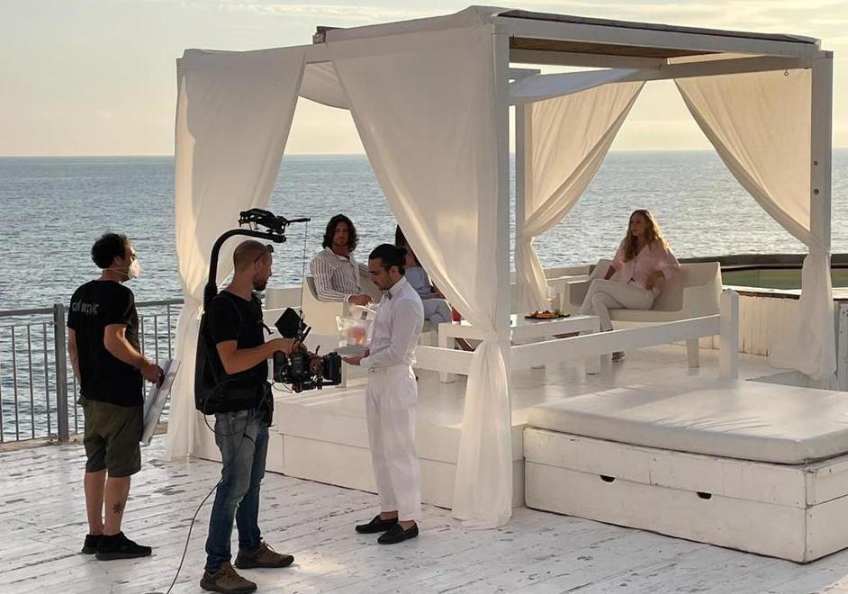 La terrazza di “Precisamente a Calafuria” trasformata in set per girare il video Frescobaldi