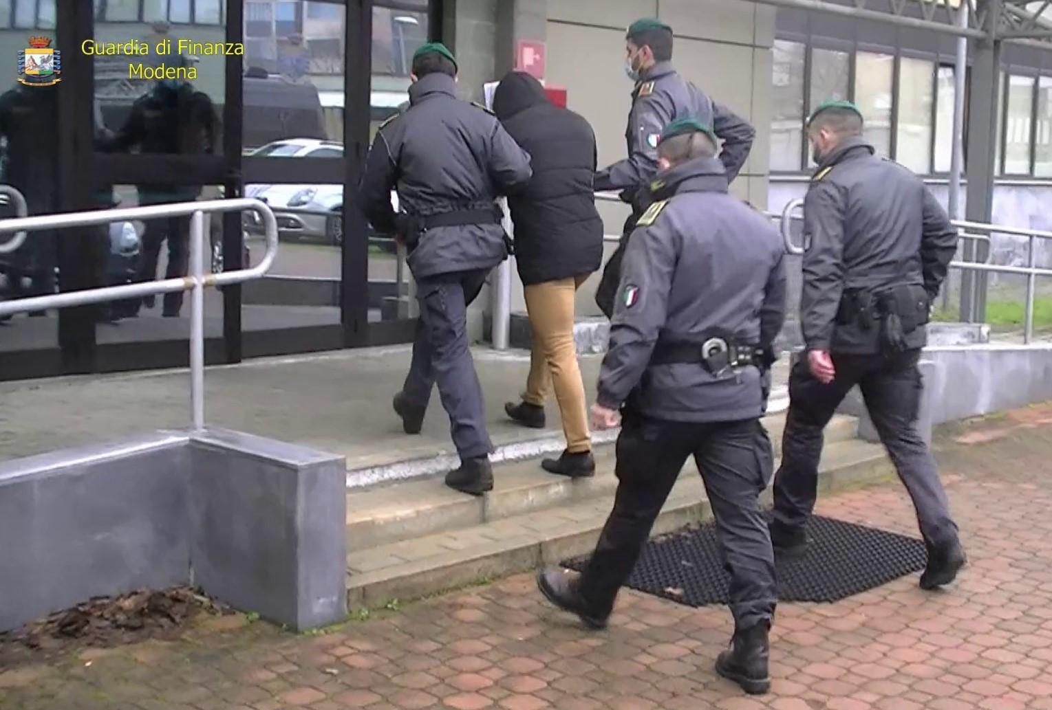 Modena. False fatture e operazioni inesistenti: cinque indagati e 7 milioni confiscati