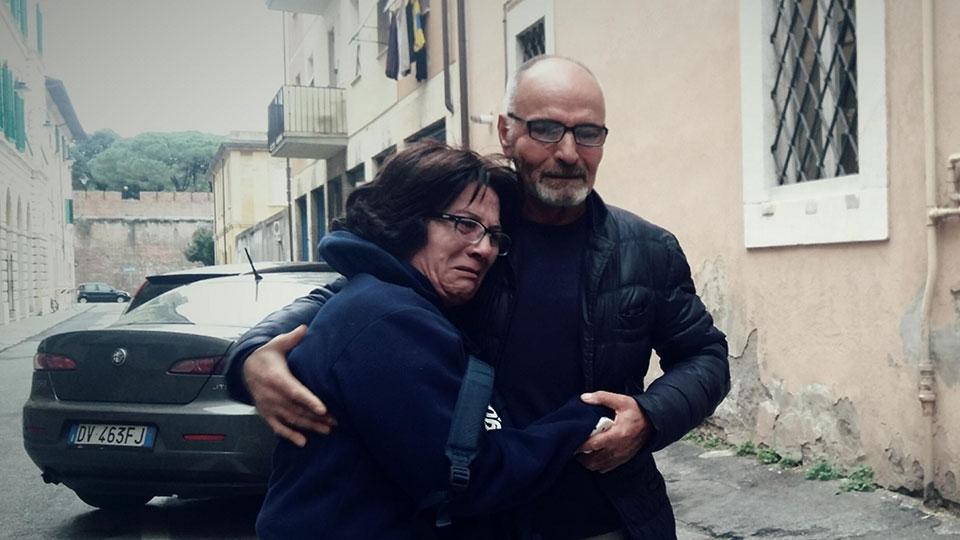 Ernesto Fiumicello in lacrime con la sorella dopo l’assoluzione in primo grado