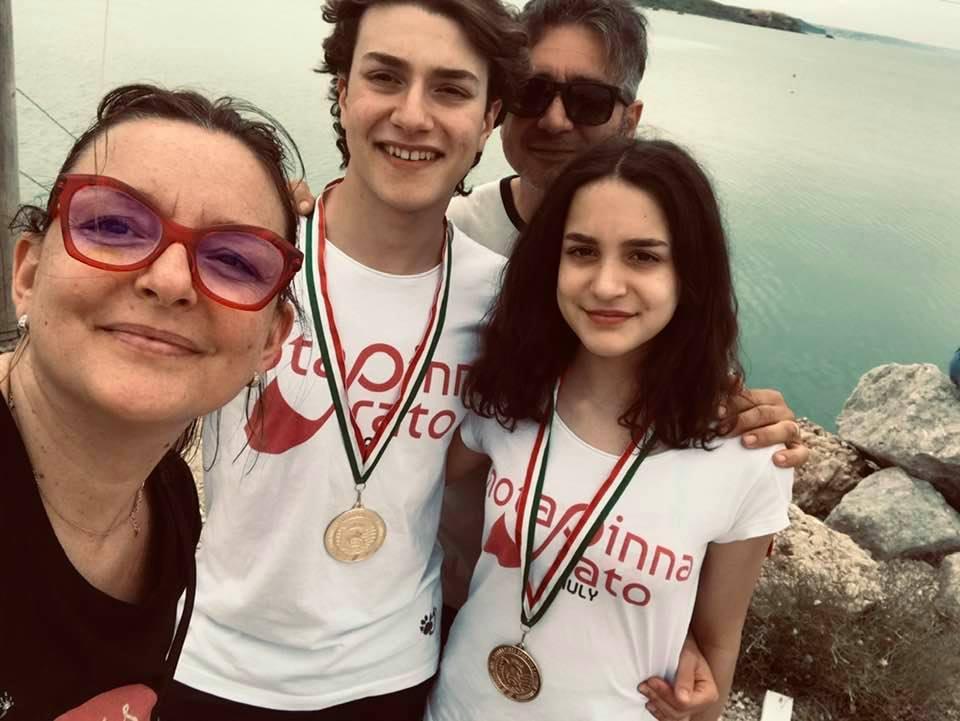 Giulia e Matteo Mencarelli con i genitori Ilenia e Marco