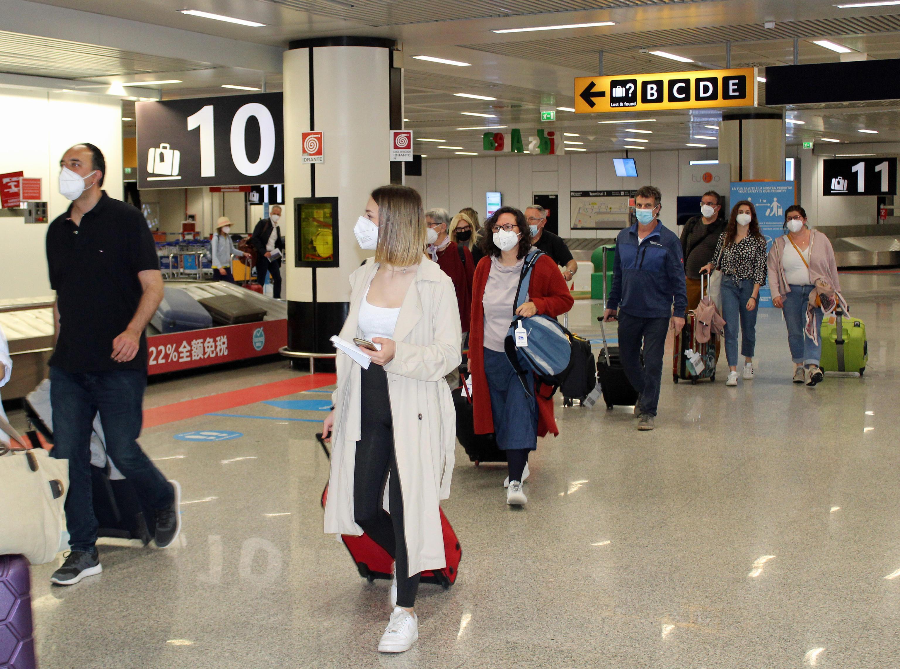 Covid, Figliuolo: "Sì alla seconda dose per i turisti in vacanza"