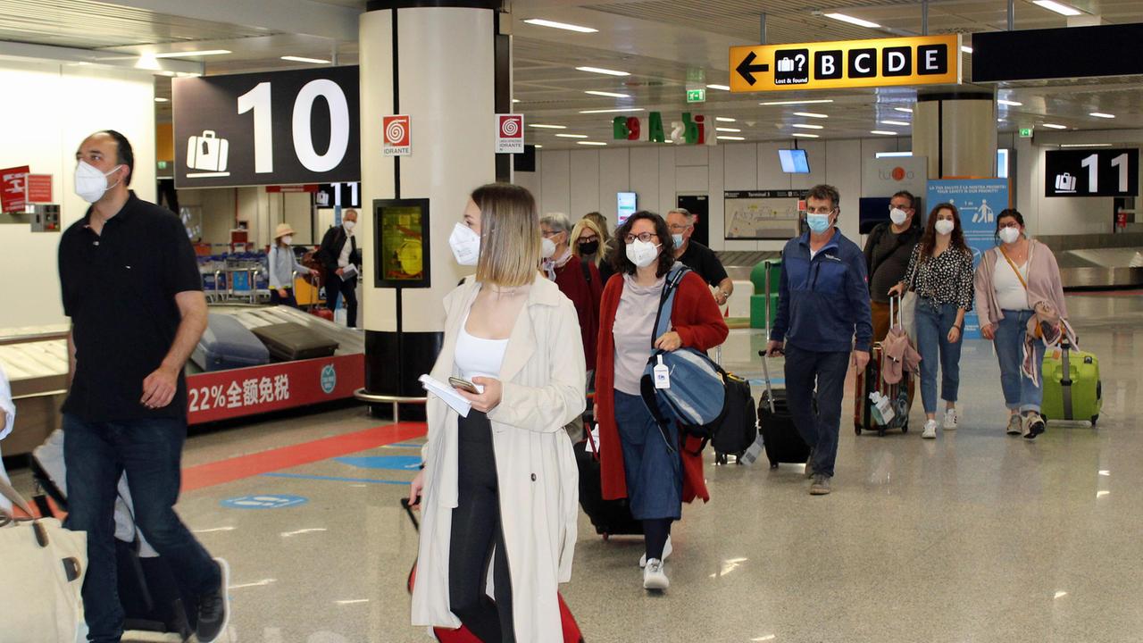 Covid, Figliuolo: "Sì alla seconda dose per i turisti in vacanza"