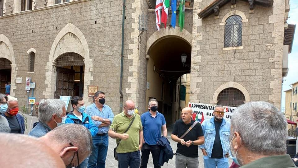 I sindacalisti ieri mattina davati al Municipio