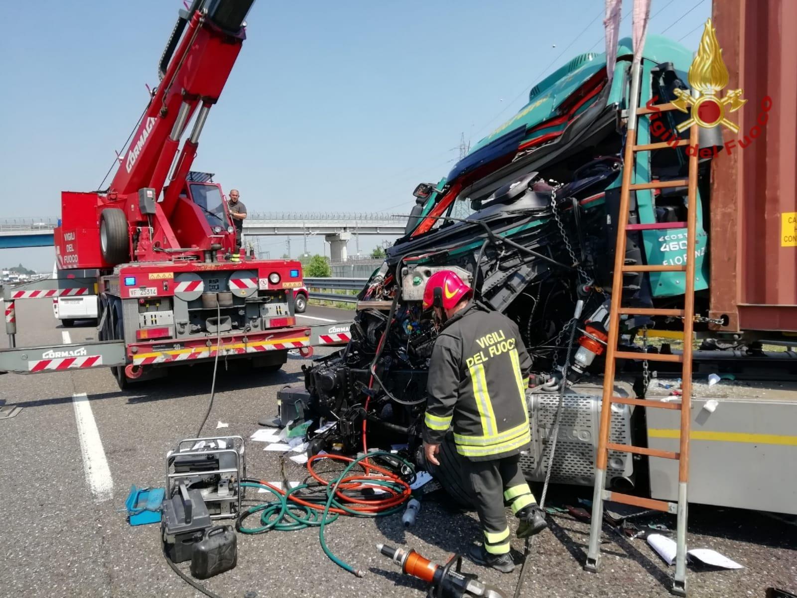 Tamponamento tra due camion sulla A1, gravissimo uno dei conducenti ...