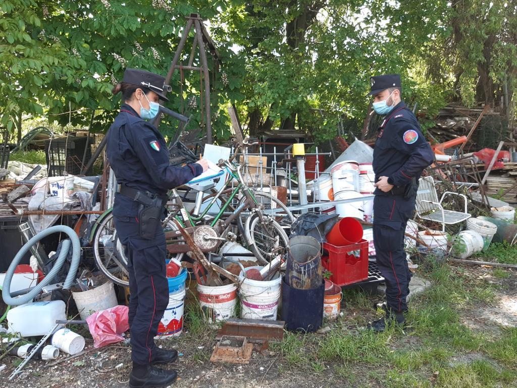 Riciclavano rifiuti speciali, acquistati nei campi nomadi di Reggio Emilia