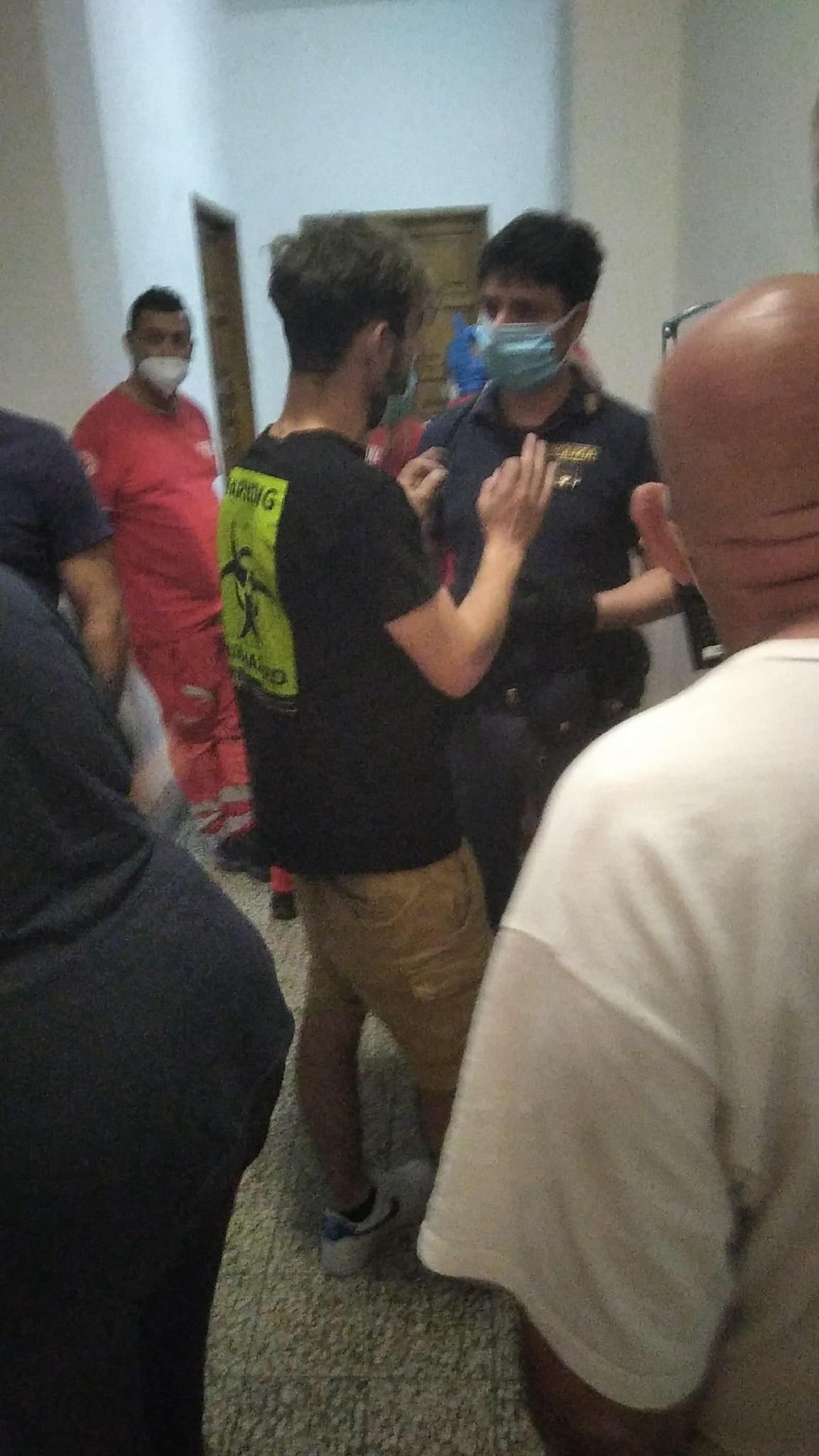 L'arrivo della polizia di Stato nel palazzo