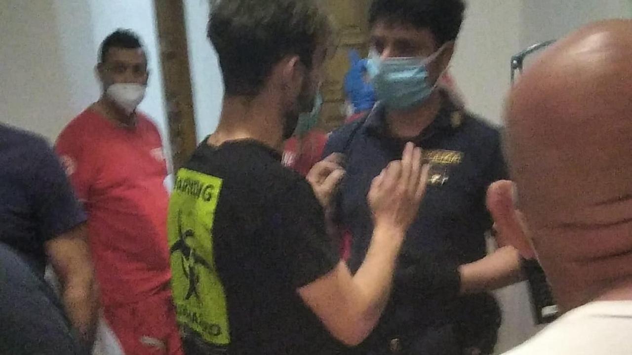 L'arrivo della polizia di Stato nel palazzo