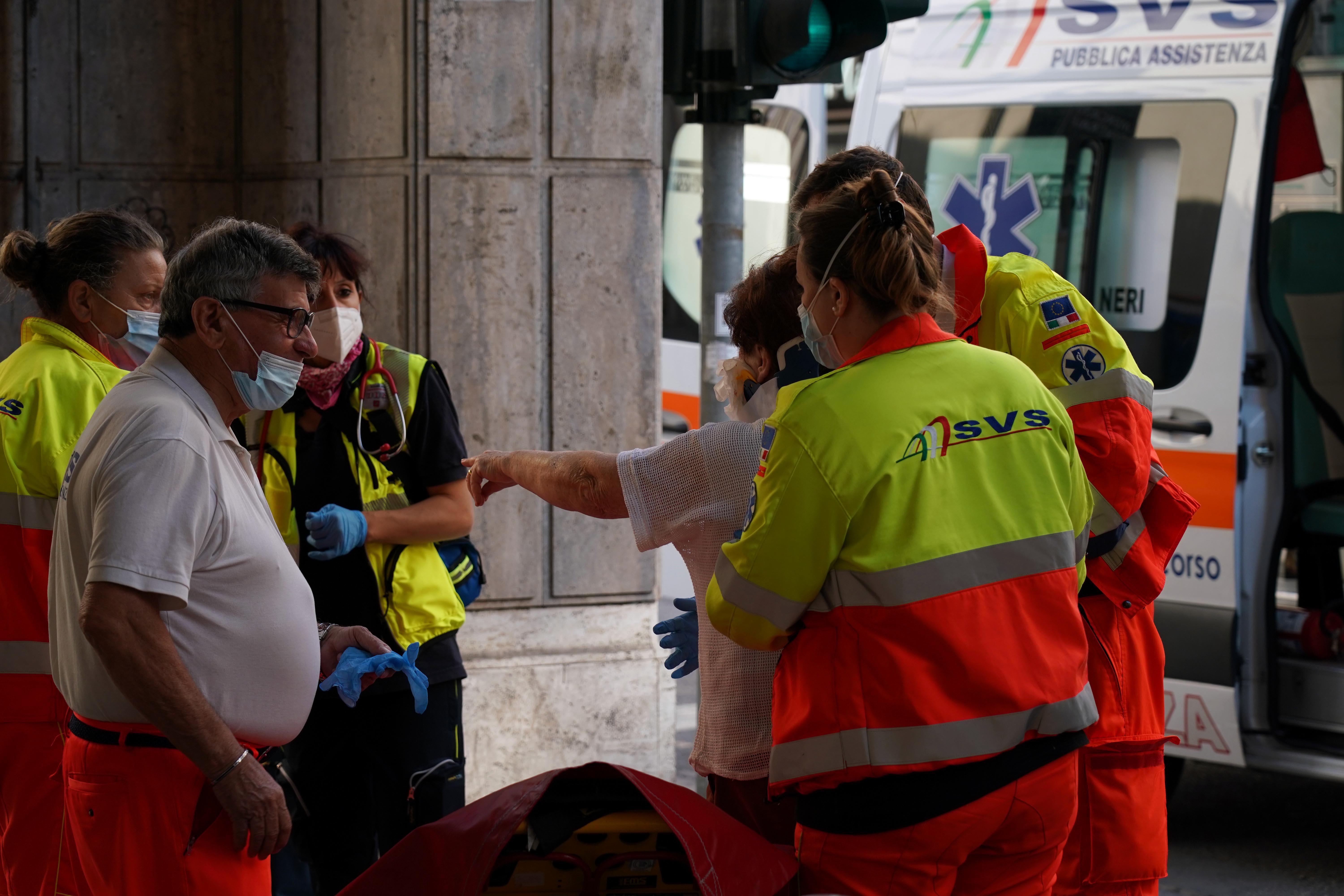 I soccorsi della Svs in via Grande (foto Franco Silvi)