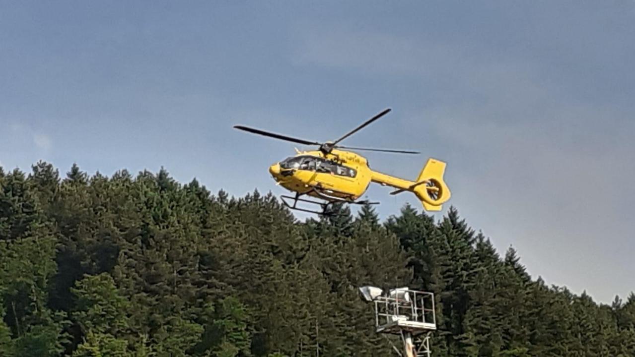L'arrivo dell'elicottero Pegaso al campo sportivo di Vernio