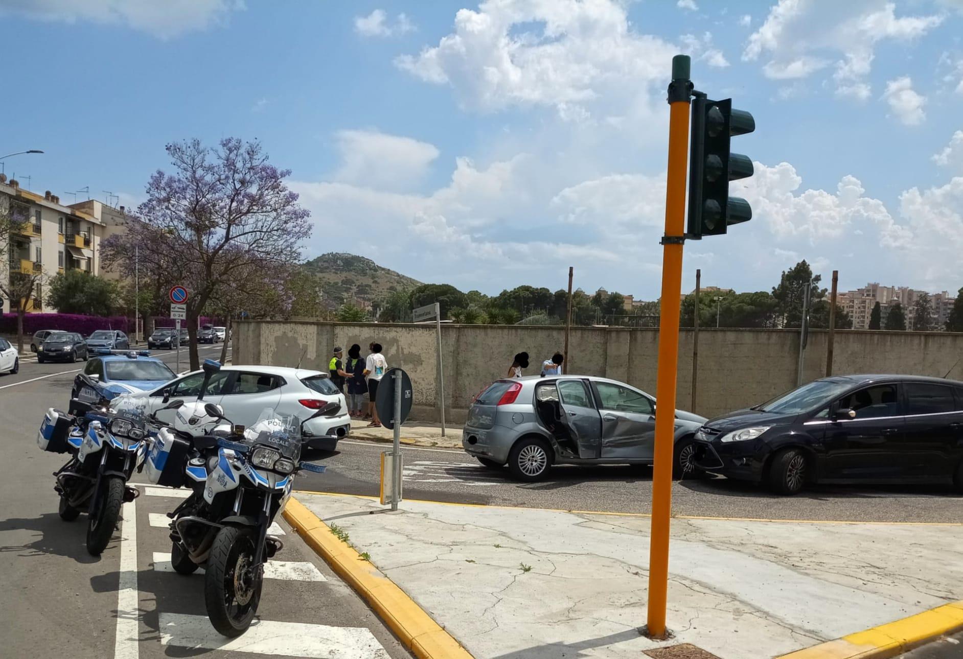 Cagliari, carambola tra auto nel quatiere La Palma