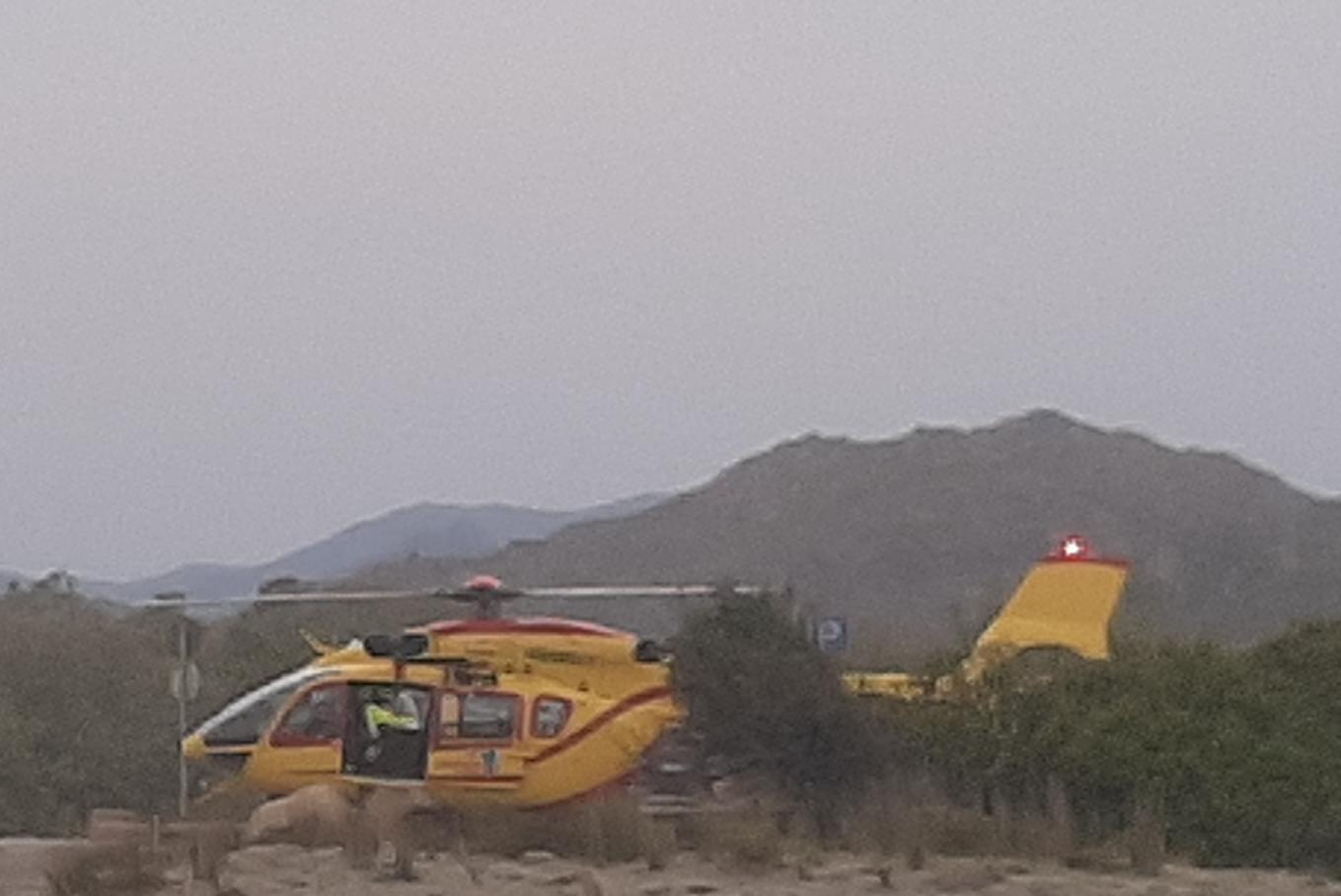 Gli sfugge la sega elettrica e si procura due profonde ferite alle gambe: grave in ospedale a Cagliari