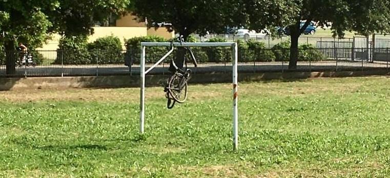 Bici sulla porta del campo:  i vandali non si fermano