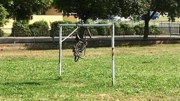Bici sulla porta del campo: i vandali non si fermano