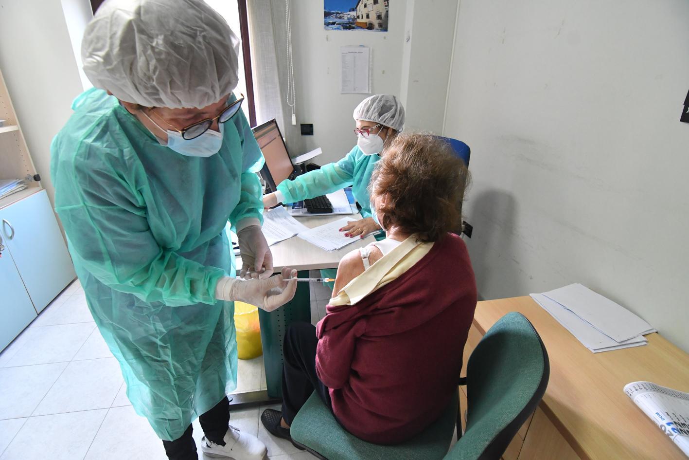 Covid, vaccini ai turisti: si può, ma la Sardegna non ha fretta