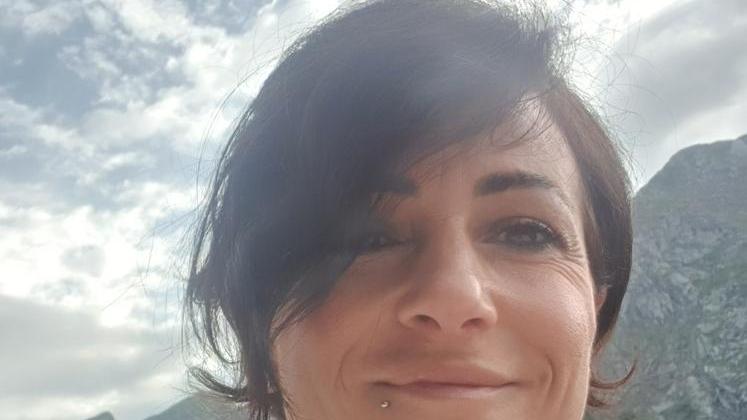 Ultimo saluto a Chiara nel cimitero di Chiesina