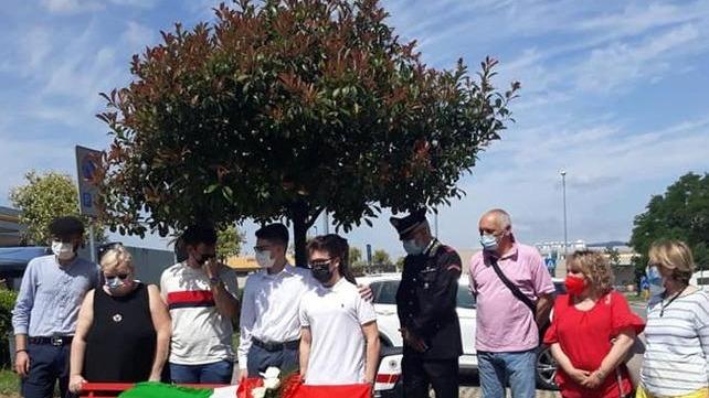 Gli studenti e la panchina per dire no alla violenza