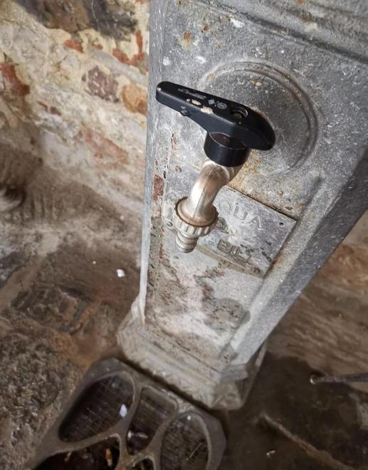 Prende a calci la fontana Le telecamere lo vedono minorenne denunciato