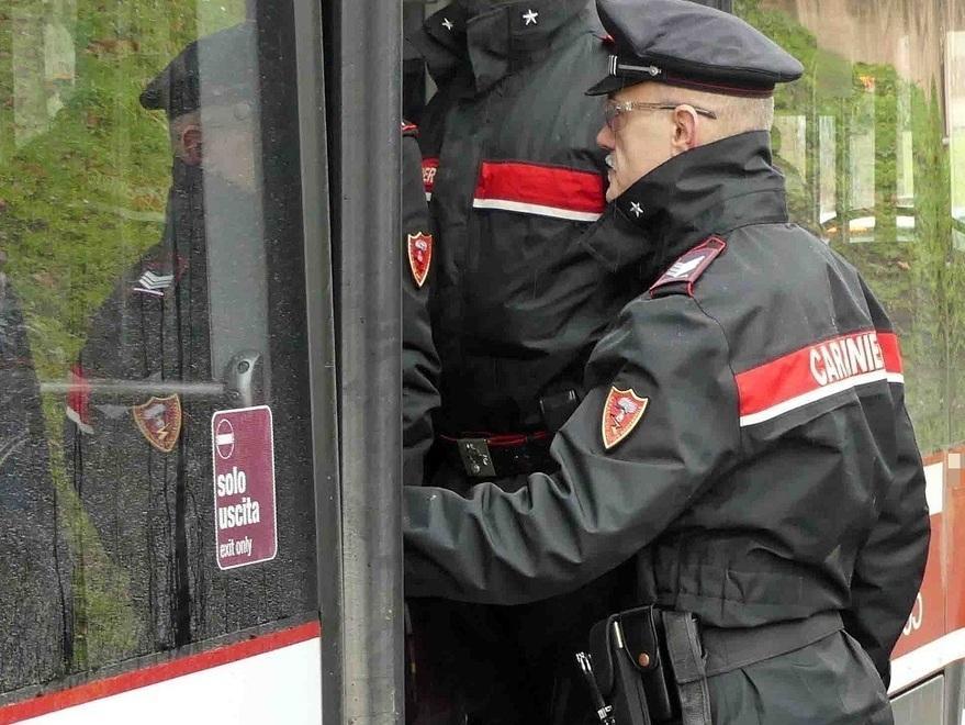 Risse, ubriachi, viaggi a scrocco Tiemme chiama i carabinieri 
