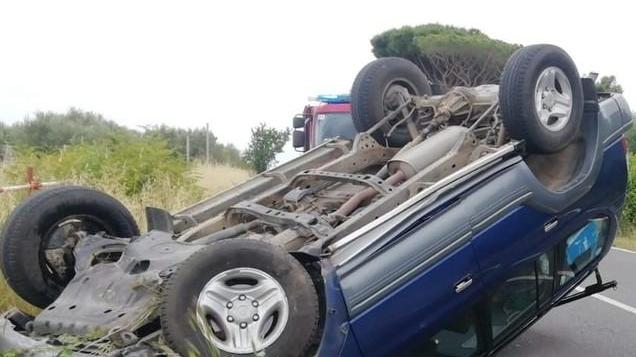 Auto sbanda e si ribalta Ferito lieve un 70enne