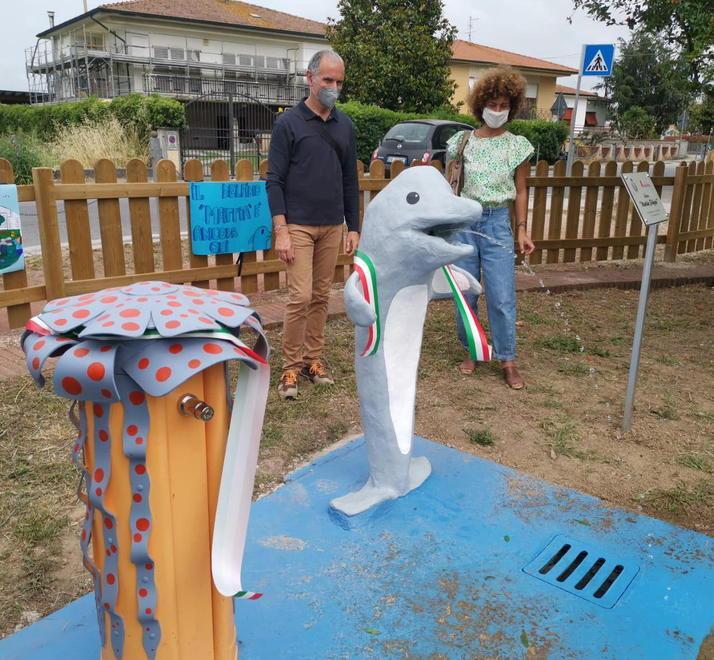 Un delfino-fontana nel parco in ricordo di Mattia Filippi 