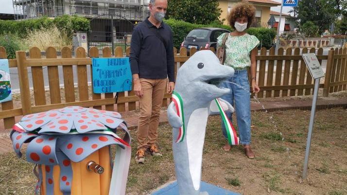 Un delfino-fontana nel parco in ricordo di Mattia Filippi