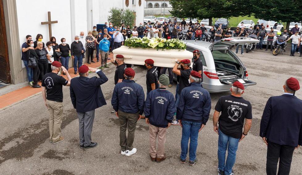 Tanti baschi amaranto e il rombo dei motori per l’addio all’ex parà 