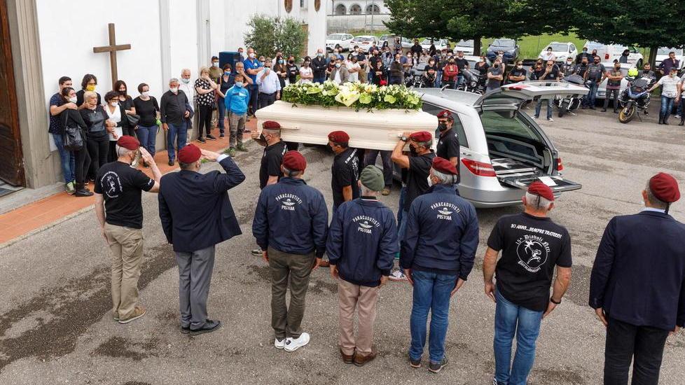 Tanti baschi amaranto e il rombo dei motori per l’addio all’ex parà