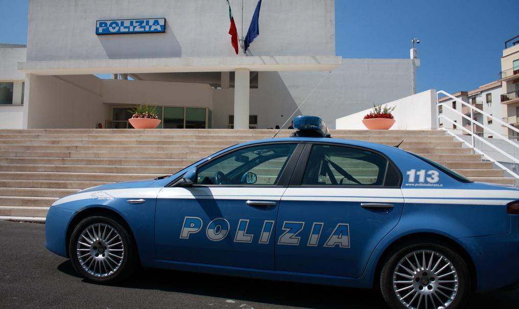 Furti in spiaggia a Maria Pia, la polizia denuncia una 19enne