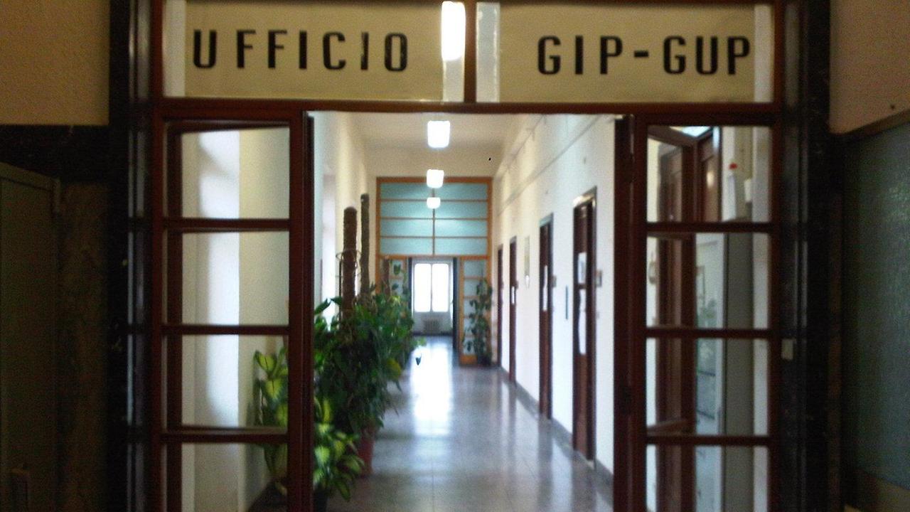 Straniero segregato, l’imprenditore si difende