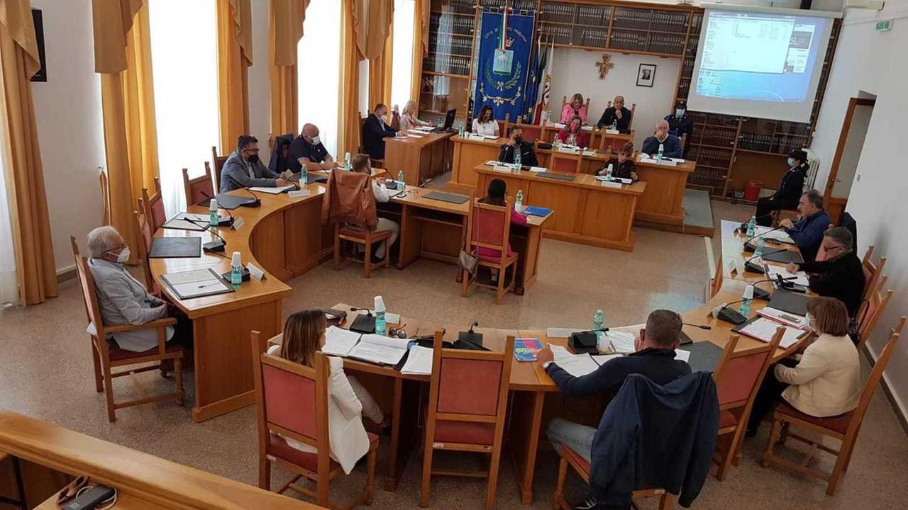 Il Consiglio alza la voce: lotta dura per l’ospedale