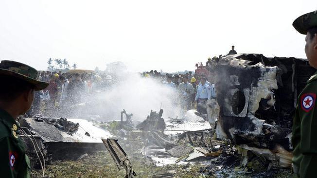 Birmania: aereo militare si schianta vicino a Mandalay